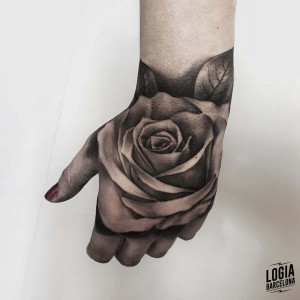 tatuaje_blackwork_rosa_mano_logiabarcelona_pedro_monteiro   